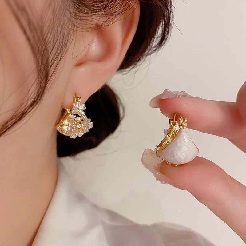 铜合金合成锆石耳饰 1483高级感气质双面滴油贝壳花耳扣韩式时尚