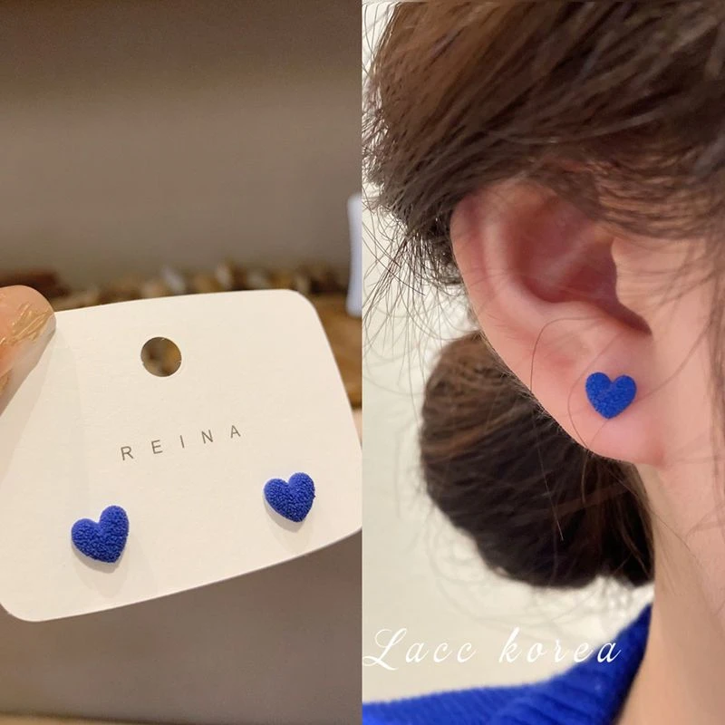 合金耳饰 克莱因蓝爱心耳钉韩国东大门2024年新款百搭气质耳饰女