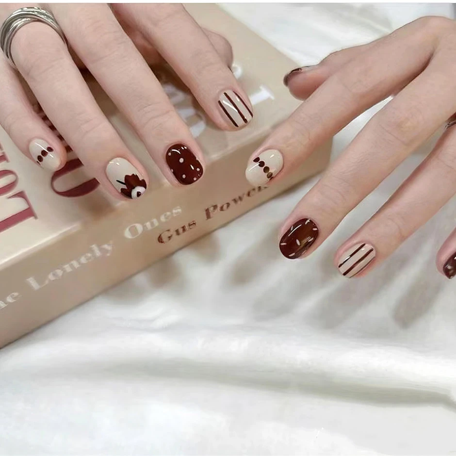 棕色枫叶 秋冬新款手工穿戴甲短款巧克力色ins风贴片可拆假指甲片