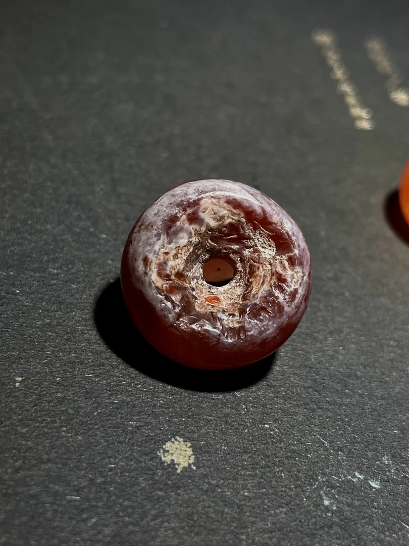 【商代磨盘珠】玛瑙质地最古老的一种珠型，有灰白皮盘玩出来很漂亮