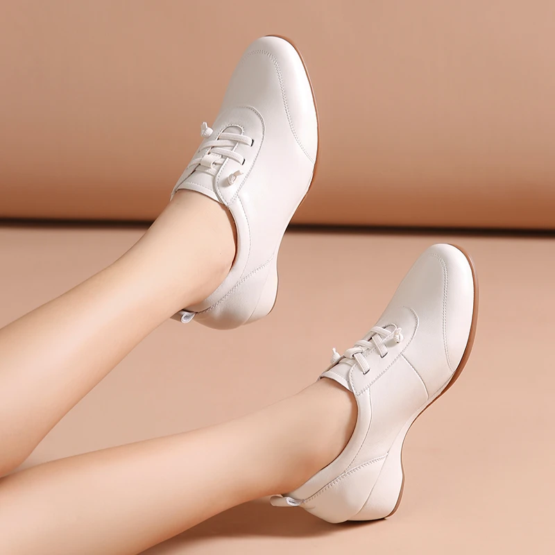 舒适好穿妈妈坡跟单鞋2024秋羊皮软底不累脚减震旅游鞋老年跳舞鞋