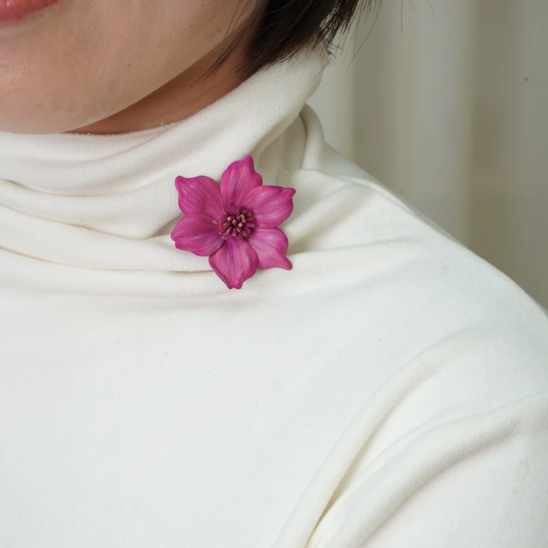 浮革 非金属皮质胸针 桃花胸针艺术家手作品春天服饰搭配少女气质