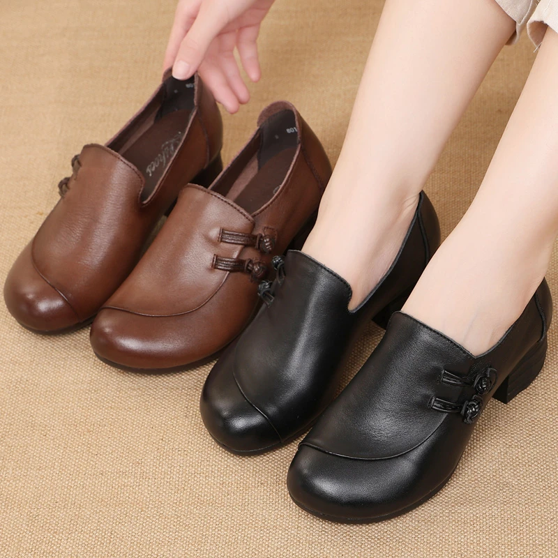 2024真皮软底妈妈鞋秋季复古圆头一脚蹬单鞋中年舒适防滑粗跟女鞋