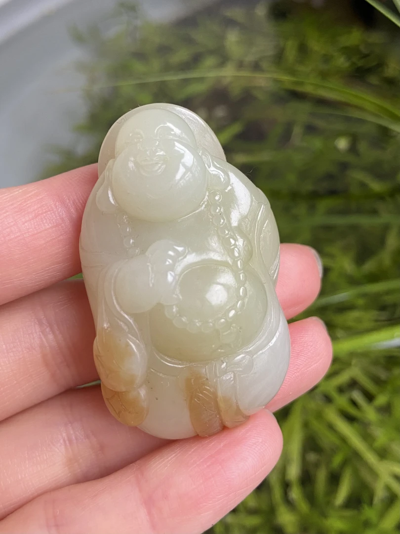 和田玉糖色俏色巧雕站佛吊坠挂糖逍遥佛公玉挂件