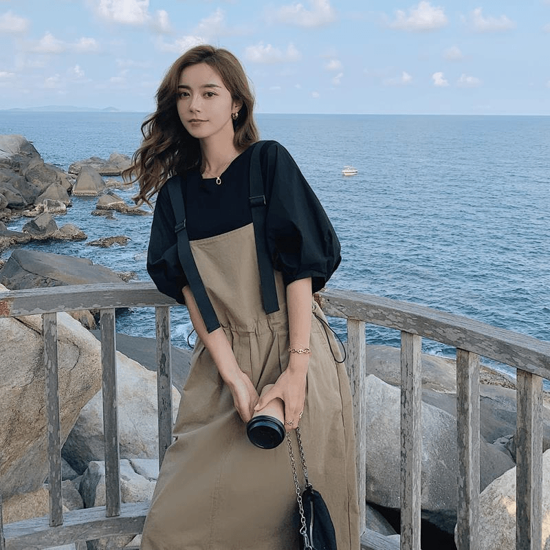 卡其色工装背带裙套装女2022夏季宽松泡泡袖T恤吊带连衣裙两件套