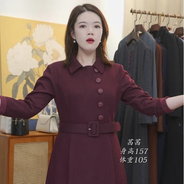 紫红色暗格气质连衣裙