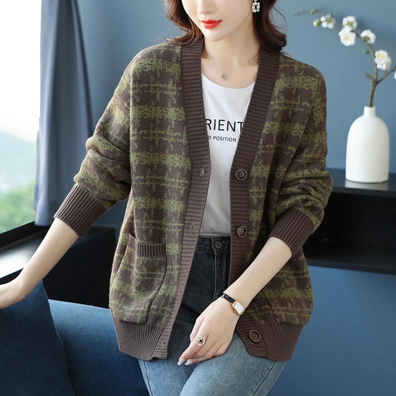 中年妈妈新款春秋季女装针织外套200斤大码格子毛衣开衫洋气时尚