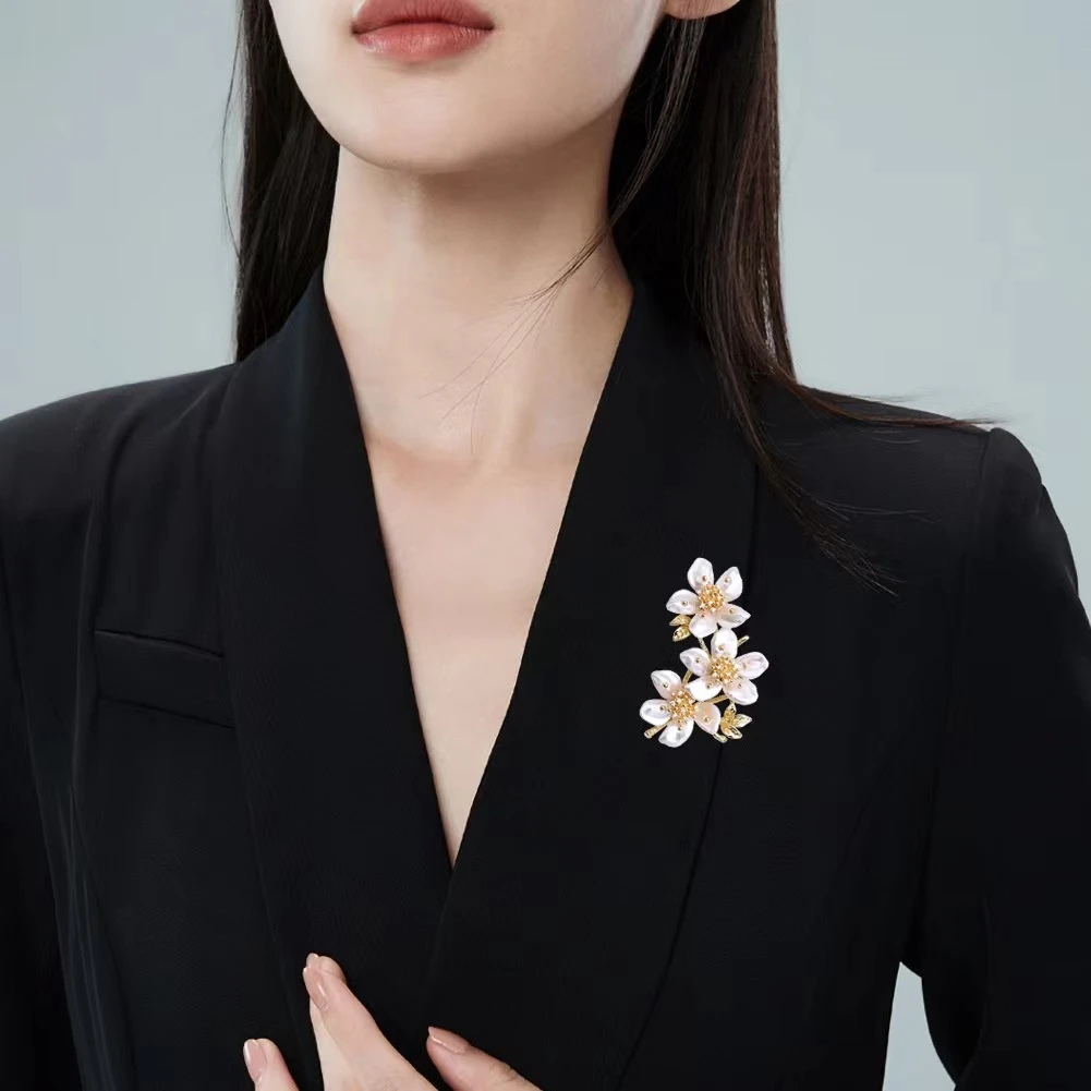 铜合金合成锆石胸针 轻奢雅致茉莉花百搭高档胸针166