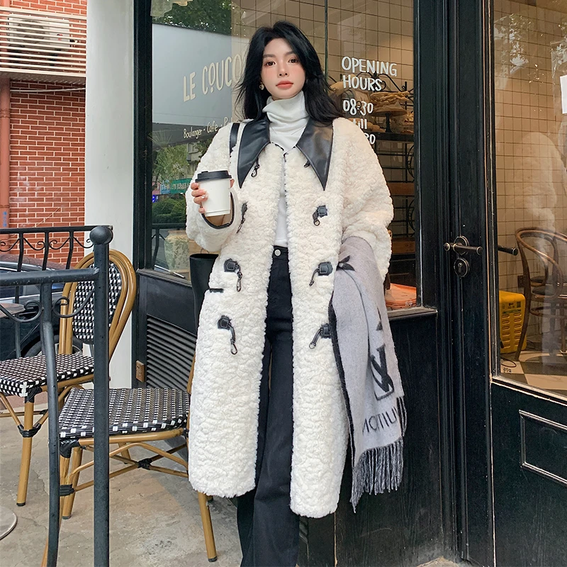 PU皮拼接羊羔毛外套女长款高级感2023冬季新款牛角扣皮毛一体大衣