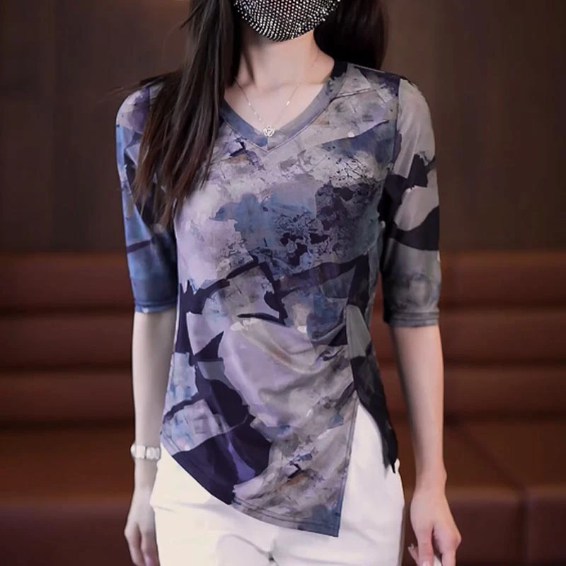 新款2025年显瘦气质v领印花百搭时尚设计感气质打底上衣