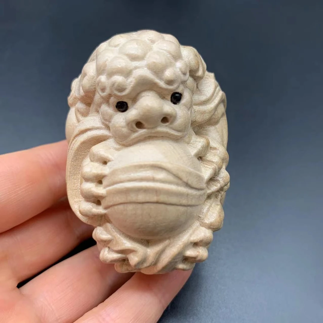 844  桃木雕刻 狮子抱球 小摆件