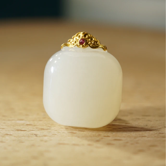 18k和田玉藕粉方糖吊坠 HJYH090403