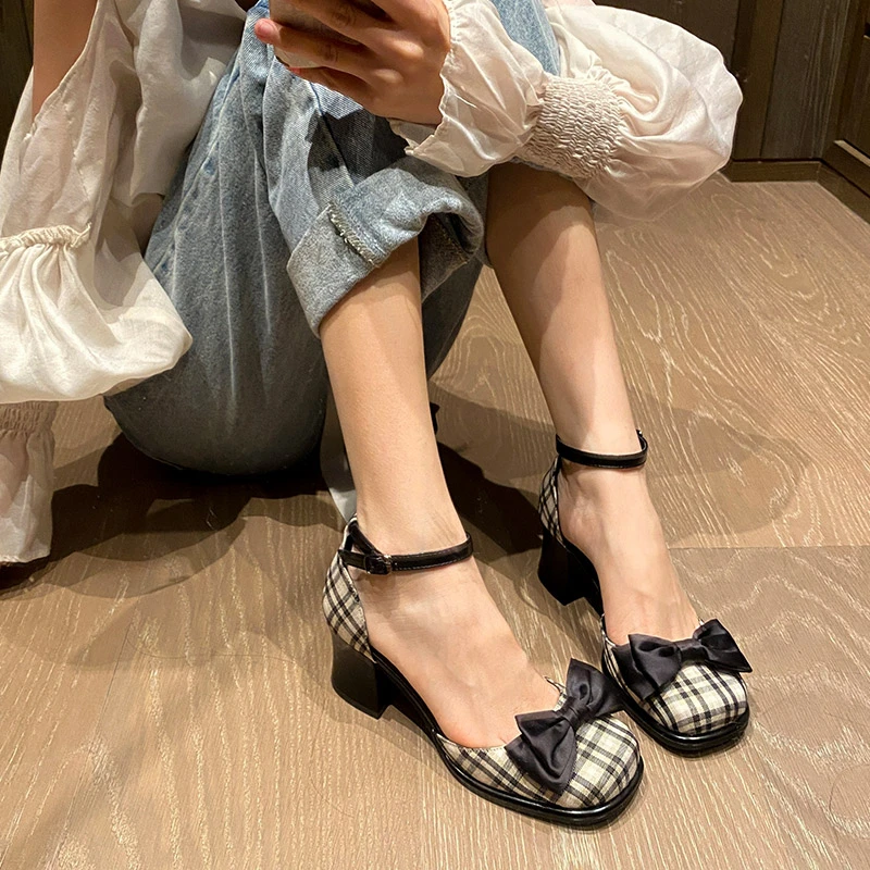 F52 妙侣一字带包头凉鞋女2023夏季新款复古格纹粗跟