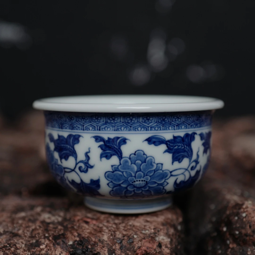 龙圣华苑景德镇陶人临古手绘青花缠枝牡丹翻口缸式杯主人杯