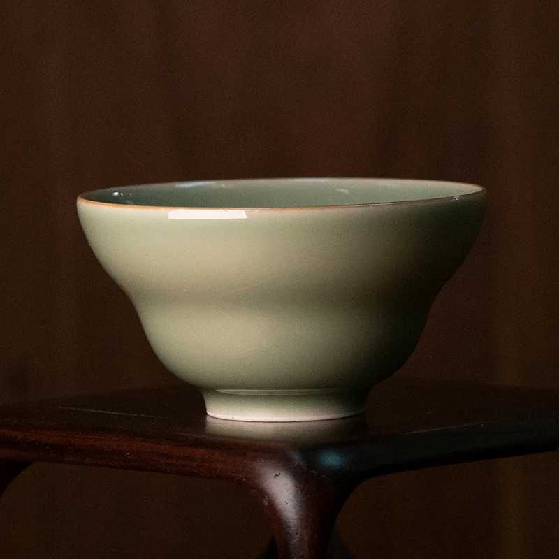 龙圣华苑 景德镇谷雨山房秘色染春太白折腰杯手工单色釉主人杯