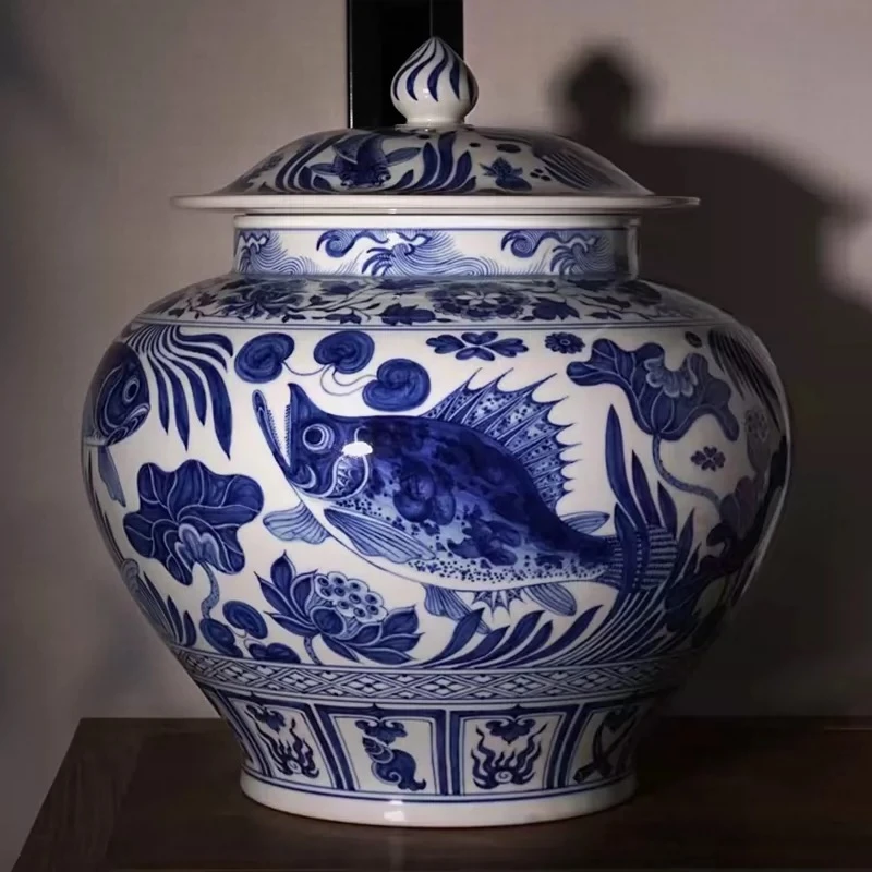 龙圣华苑景德镇陶人临古手绘仿元青花青白鲤鳜鱼藻纹大将军罐茶罐