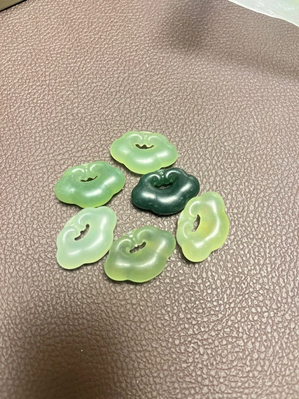 天然岫玉祥云锁挂坠拍一发三