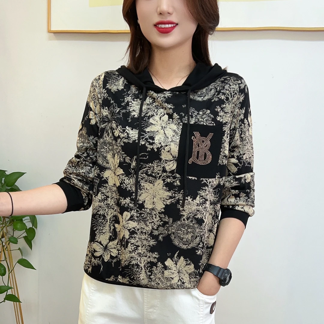 2024秋季时尚妈妈装上衣洋气连帽花色字母烫钻宽松遮肉长袖卫衣女