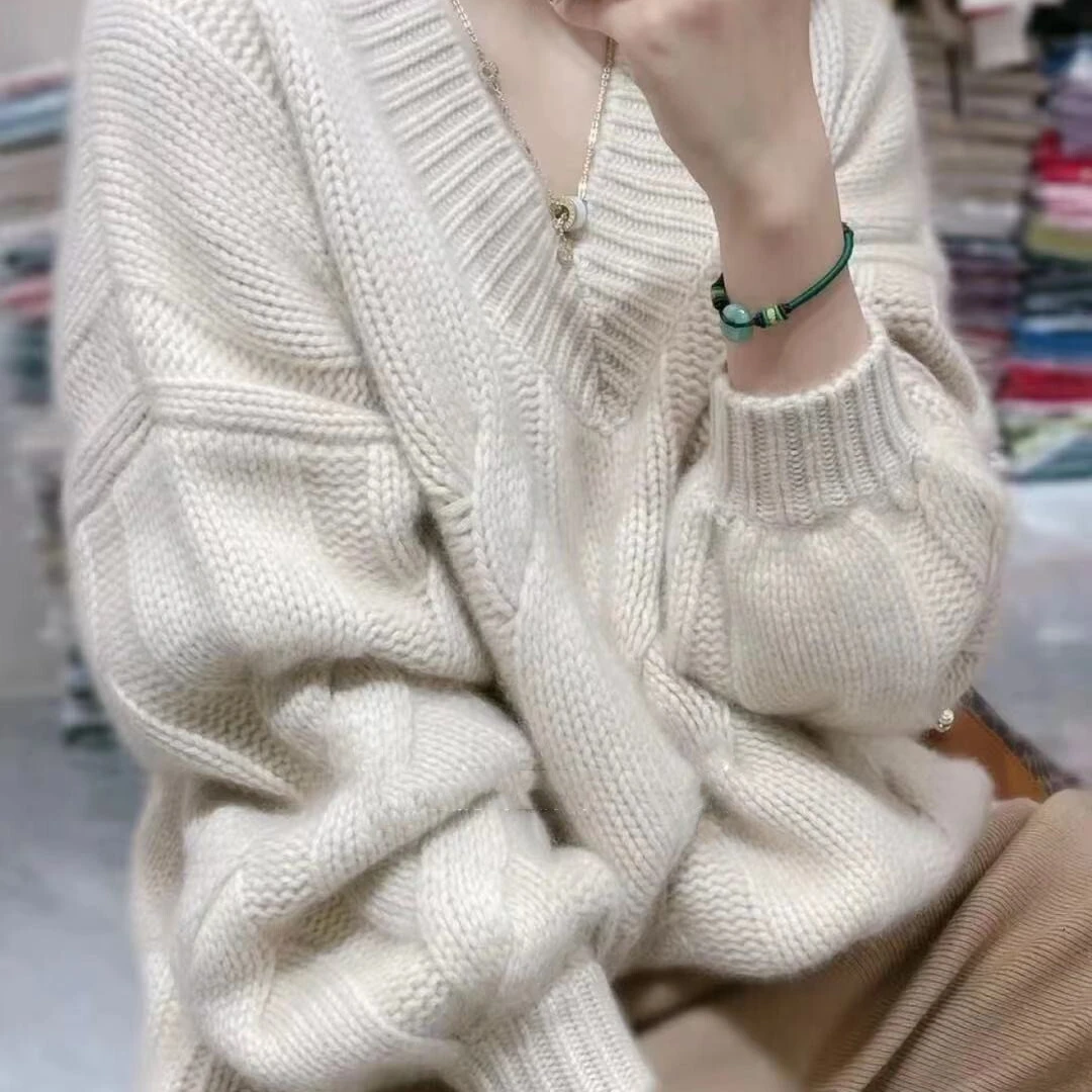 秋冬新款纯色V领羊毛针织衫女宽松舒适百搭洋气扭花加厚外穿毛衣