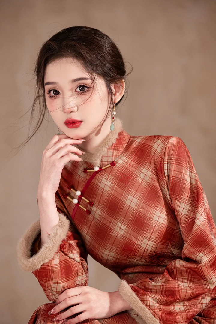 冬季旗袍2025年新款新中式年轻款长袖加绒保暖少女日常修身连衣裙