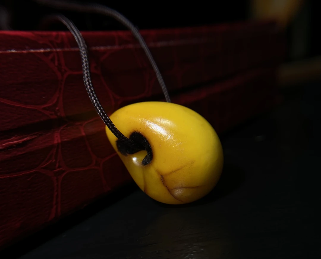 老吊坠颜色好形状独特磨损到位。