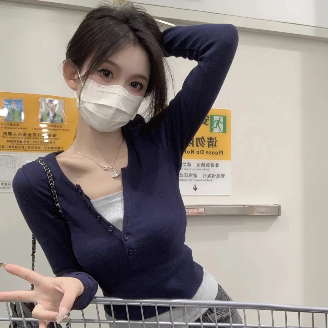 2025年秋季时尚纯欲假两件纽扣半开领长袖t恤女别致打底衫上衣潮