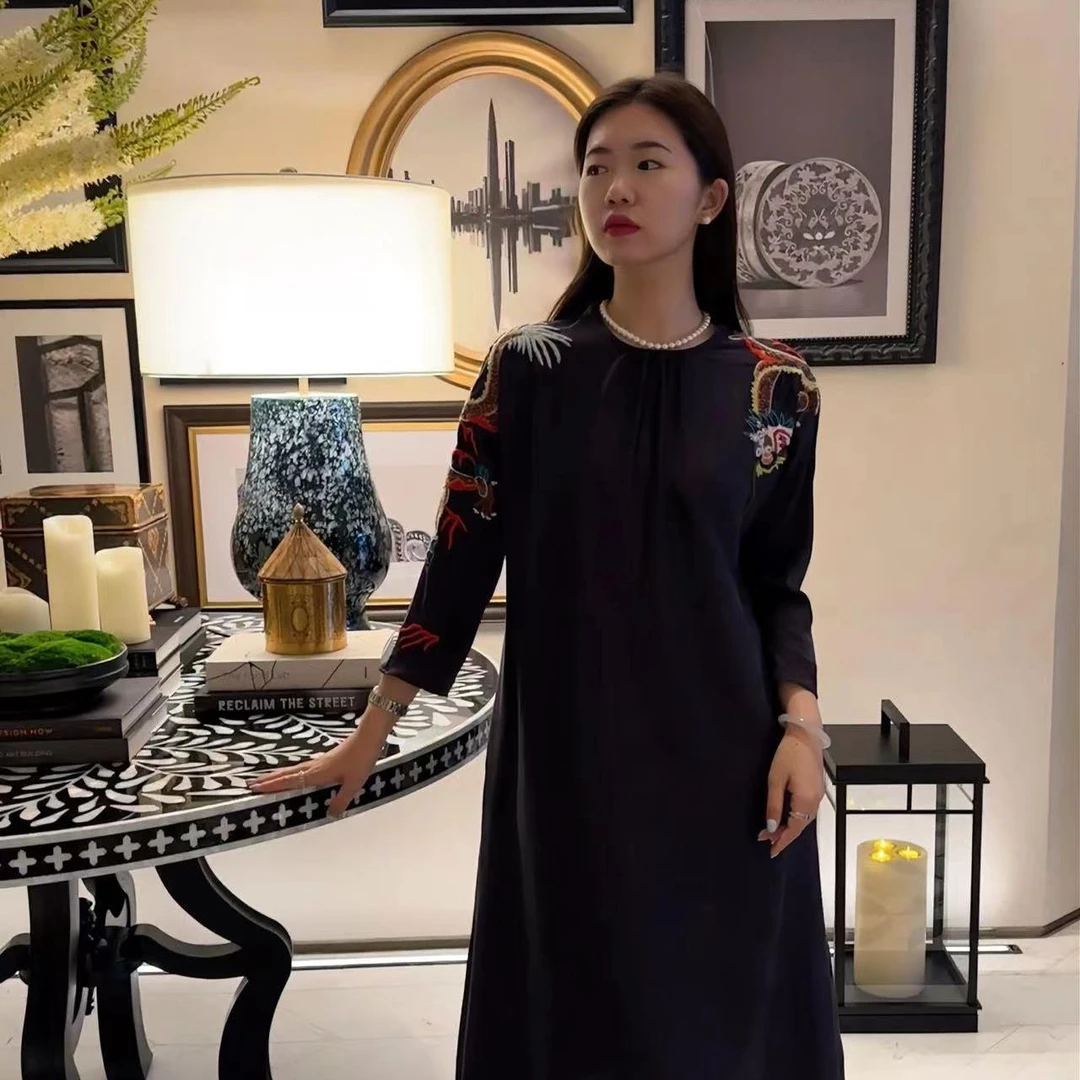 花滿林‘ 双龙呈祥 ’圆领捏褶手绣龙30MM砂洗挂霜桑蚕丝连衣裙8365