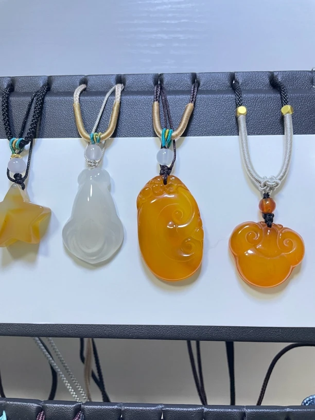 玛瑙玉髓雕刻件 颈饰吊坠