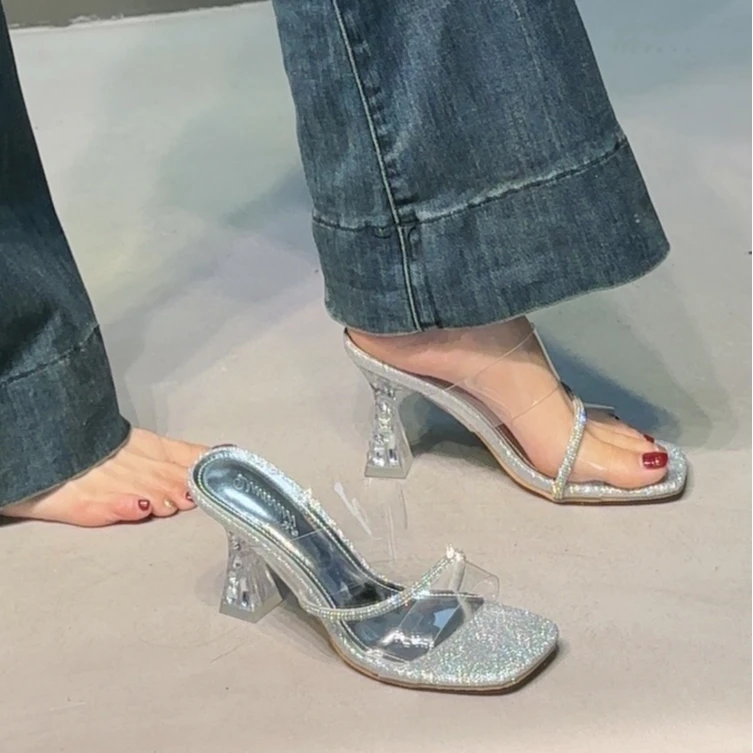 2025夏季新款银色一字带透明水钻凉鞋女性感粗跟水晶跟凉拖鞋外穿