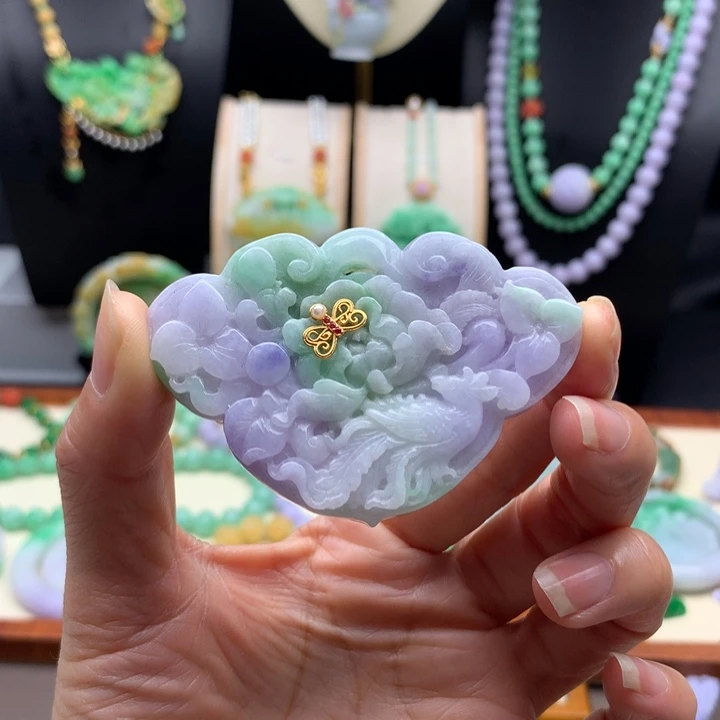 翡翠颈饰未镶嵌春彩锁牌