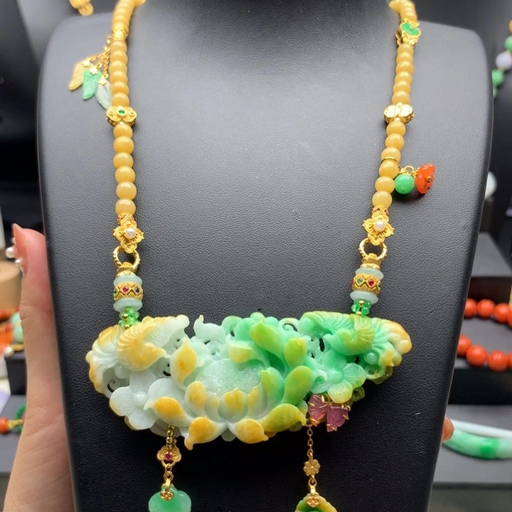 翡翠颈饰未镶嵌黄绿花牌