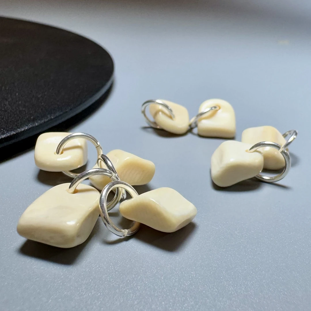 亿君天然猛犸牙冰料银环小方糖侧挂 尺寸约8mm 多样性发其一颗