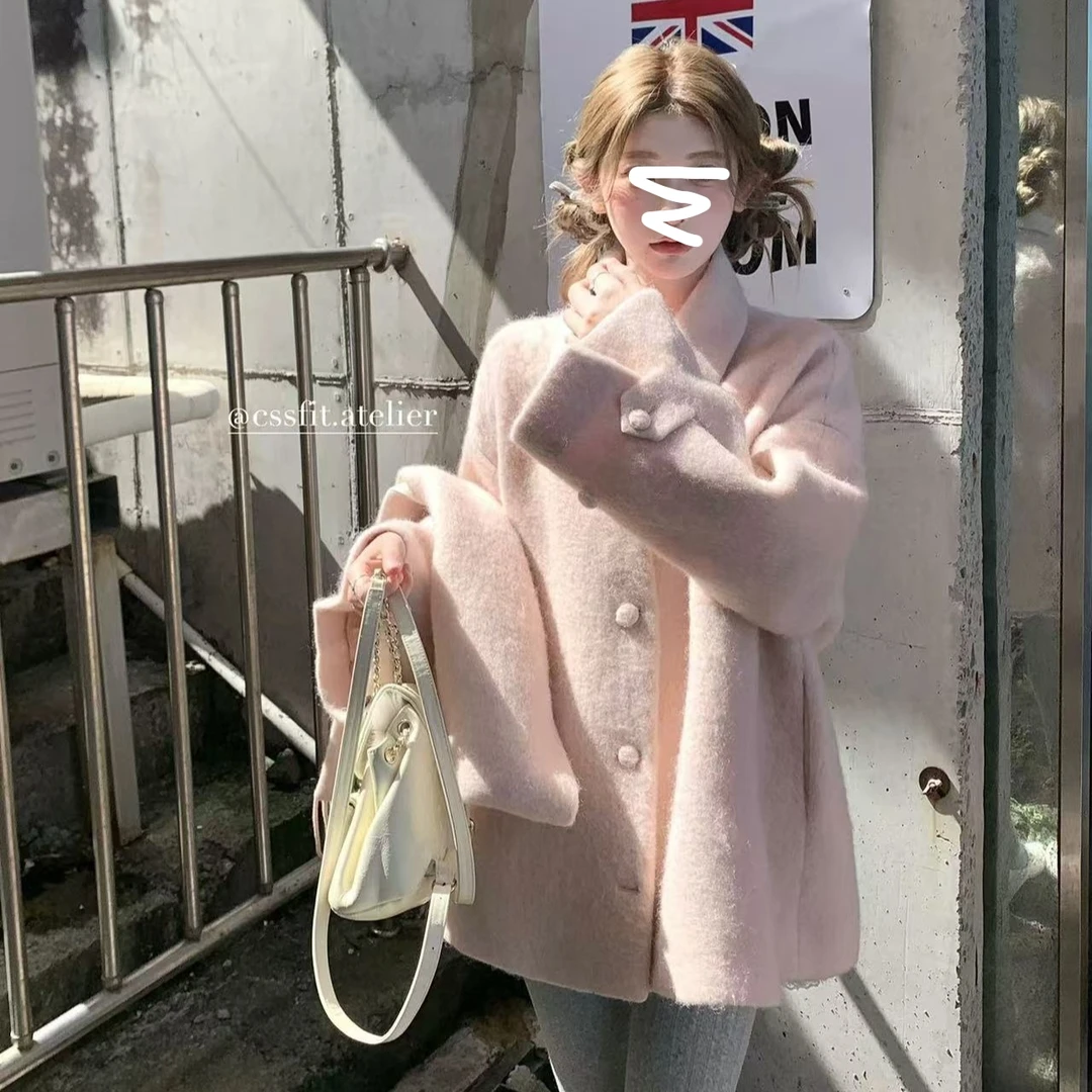 海瑟薇画展 乖乖女的围巾翻领粉大衣
