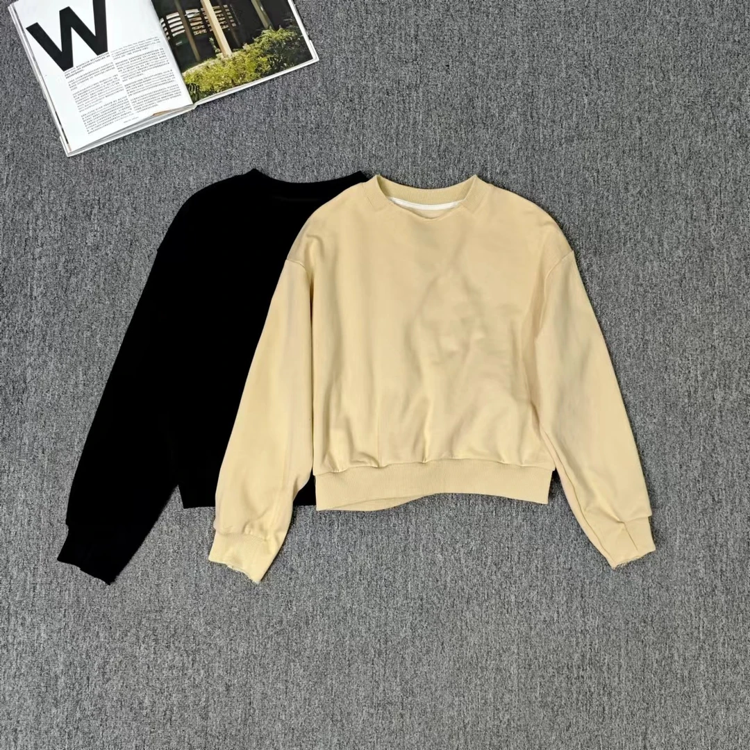 83626余小鱼 两色领口设计纯色袖口虚边圆领不加绒长袖卫衣女装