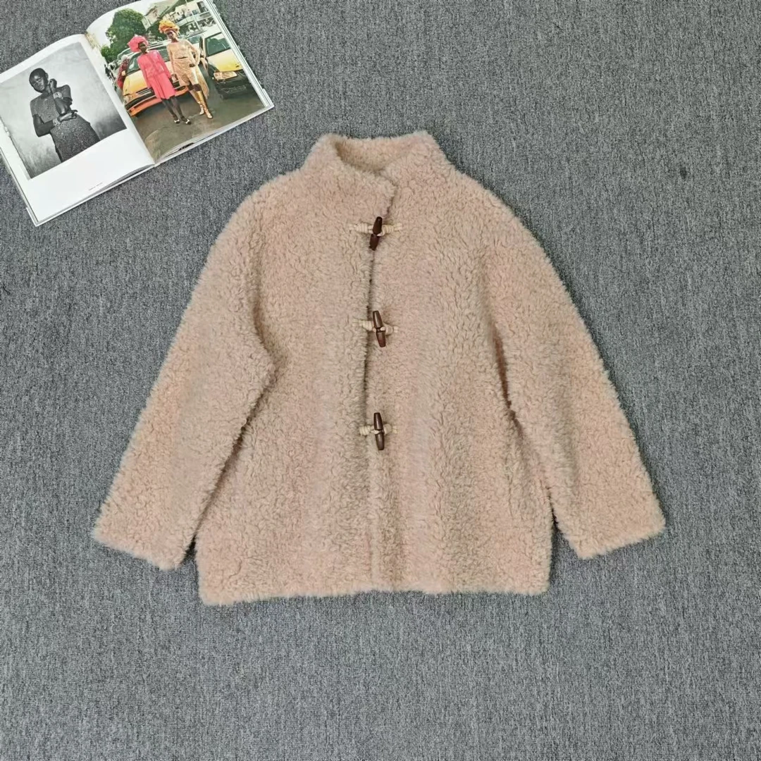 83198余小鱼 奶茶色牛角扣保暖韩系立领毛毛时尚外套秋冬女装