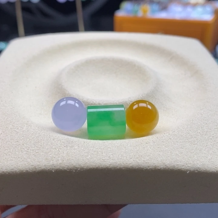 翡翠吊坠(不含链)未镶嵌翡翠三彩珠