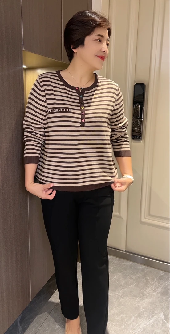 8072圆领横条纹彩扣针织衫