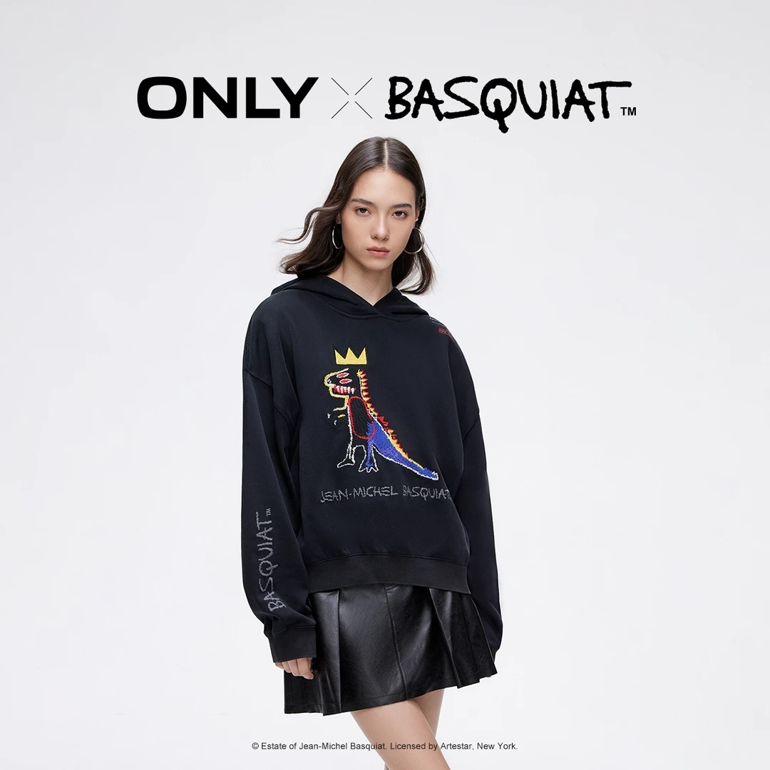 ONLY2025秋季新款BASQUIAT联名纯棉宽松连帽短款卫衣女|12439S039