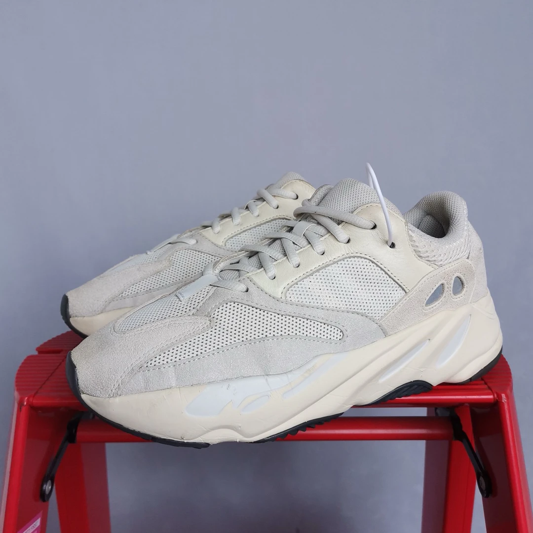 Yeezy700灰白43码  鞋底纹路清晰 鞋面轻微褶皱 JJ2531 鞋