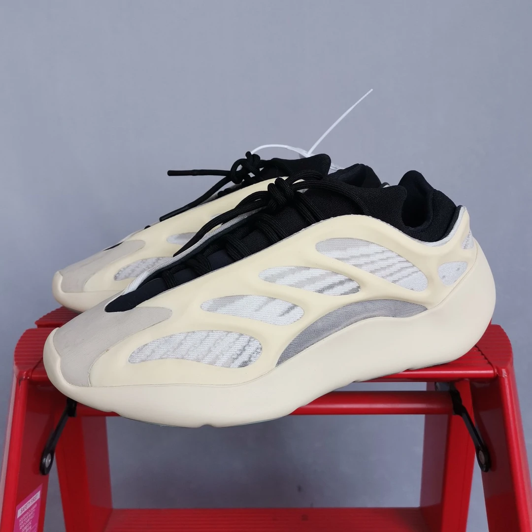 Yeezy700异形42.5码  KK1103 鞋