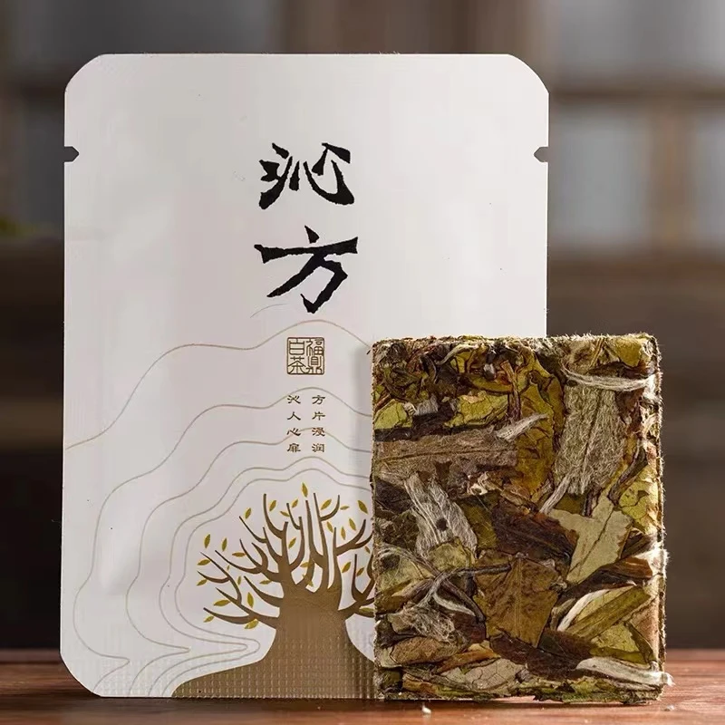 精选福鼎正宗白牡丹白茶饼 干茶沁方紧压高山日晒老白茶叶小方片
