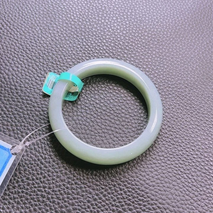 翡翠手镯未镶嵌沉**草深夜