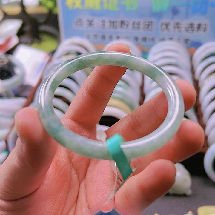 翡翠手镯未镶嵌人****慢深夜