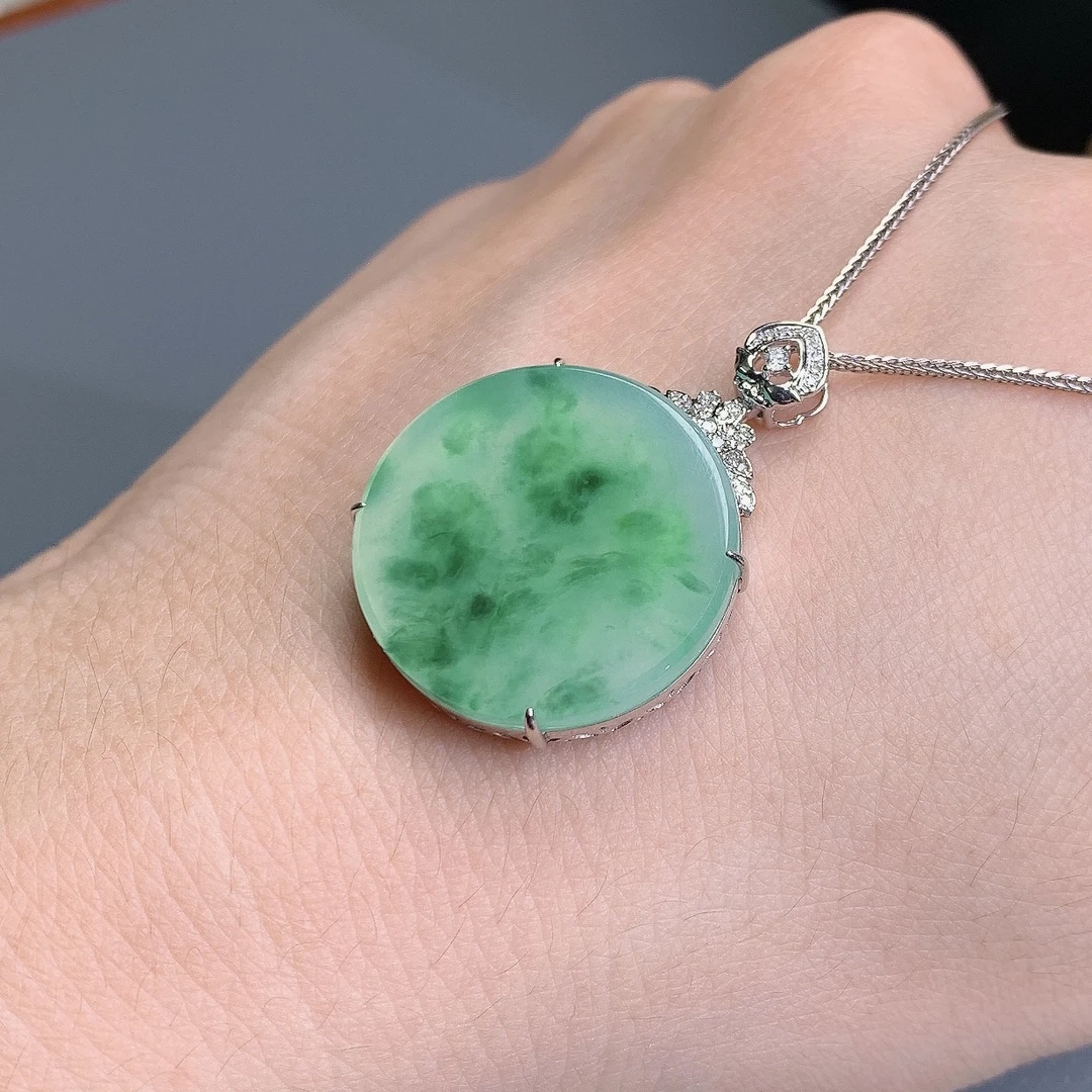 缅甸天然A货翡翠镶嵌18k金冰种满绿色飘绿花无事牌吊坠36×25×6.2