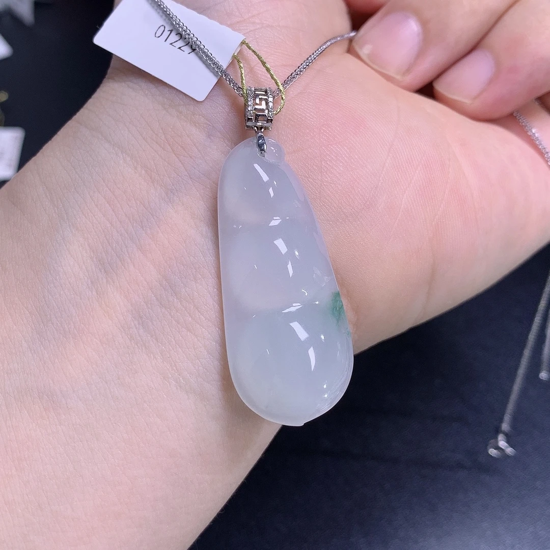 缅甸天然A货翡翠镶嵌18k金冰种白月光飘绿福豆吊坠礼物41×17.6×7