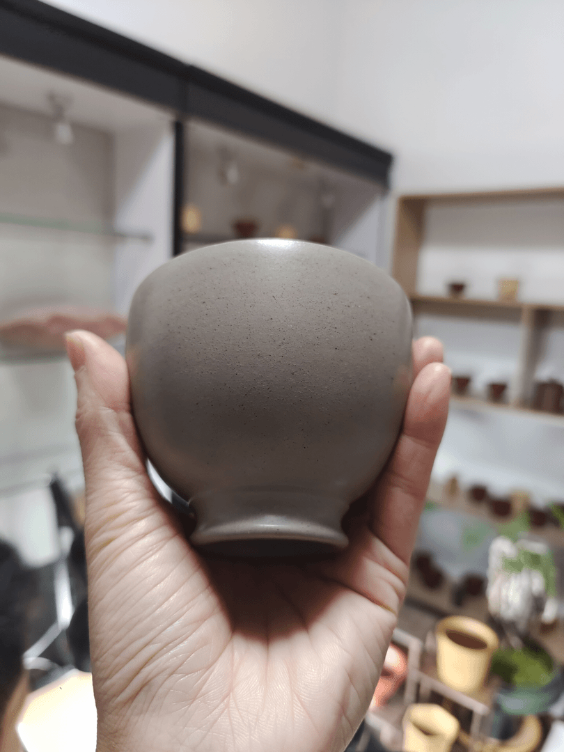 紫砂主人杯，刻绘我见青山多妩媚，料青山见我应如是