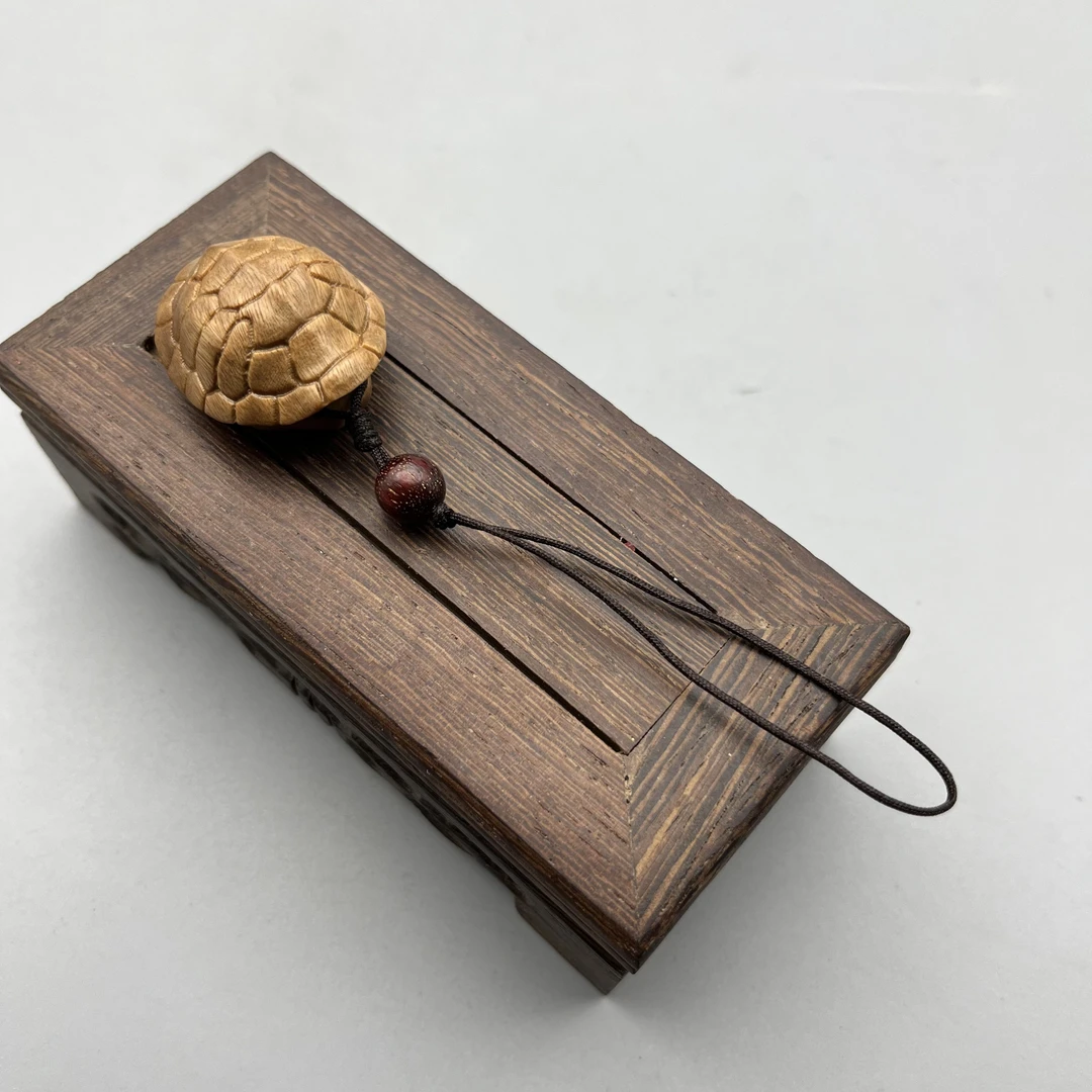 WW352-绿檀木雕刻富甲手机挂钥匙扣