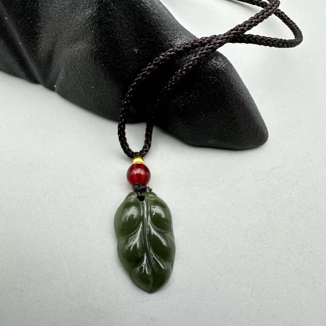 Z314-精美和田玉雕刻树叶吊坠绿色百搭气质