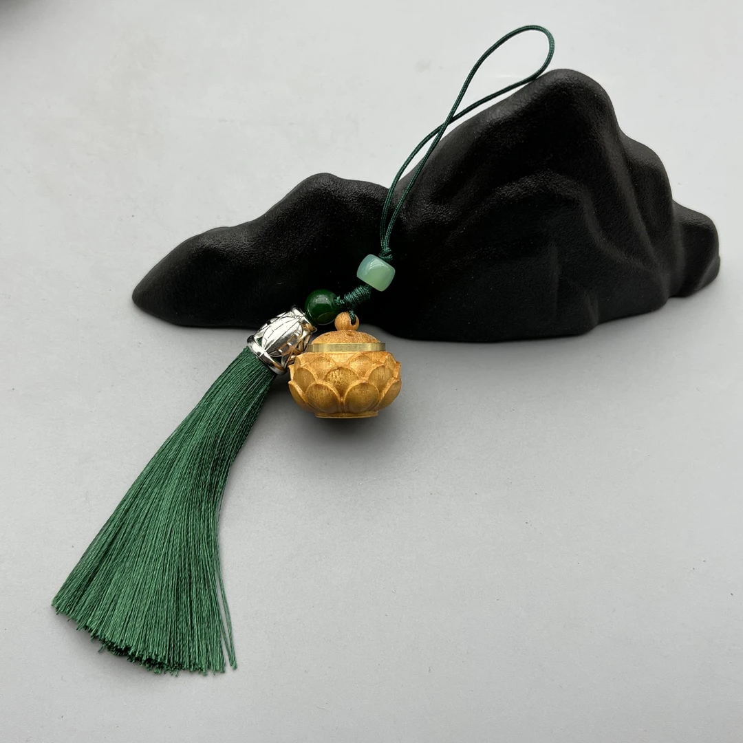 WW215-檀香木雕刻香瓶莲花可拧开手机挂钥匙扣