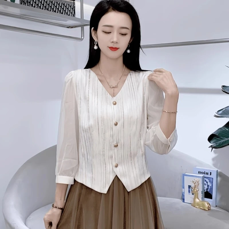 法式时尚七分袖衬衫女洋气肌理纹小衫早秋气质V领衬衣宽松短上衣